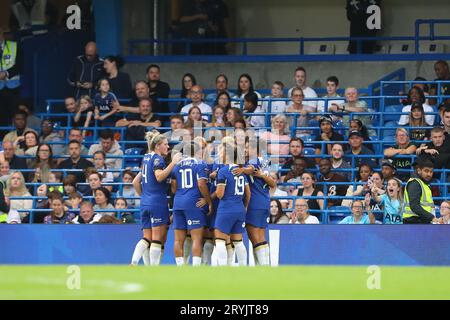 Londra, Regno Unito. 1 ottobre 2023; Stamford Bridge, Londra, Inghilterra: Women's Super League Football, Chelsea contro Tottenham Hotspur; i giocatori del Chelsea celebrano il loro gol di squadra di mia Fishel al 27° minuto per 1-0. Credito: Action Plus Sports Images/Alamy Live News Foto Stock