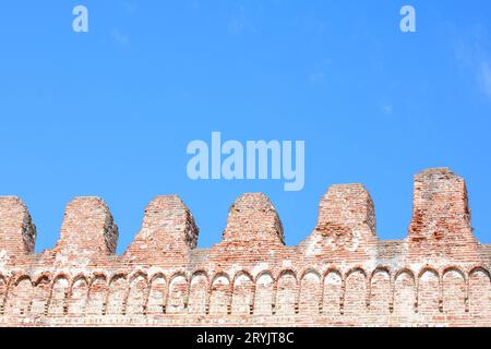 Antiche mura della città realizzate con mattoni a difesa del borgo medievale Foto Stock