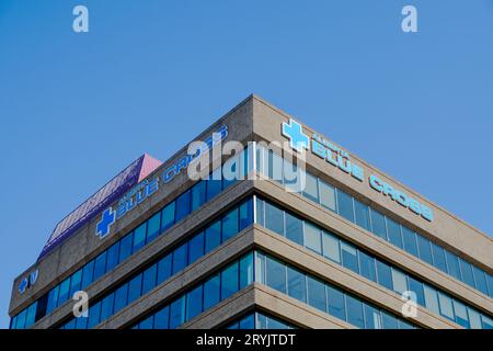 Edmonton, Alberta, Canada. 3 aprile 2023. Vista laterale dell'insegna Alberta Blue Cross sulla parte superiore di un edificio. Concetto: Datore di lavoro Grou Foto Stock