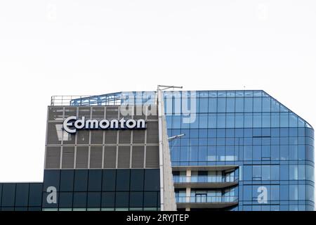 Edmonton, Alberta, Canada. 30 marzo 2023. Un cartello governativo della città di Edmonton sopra un edificio in centro. Foto Stock
