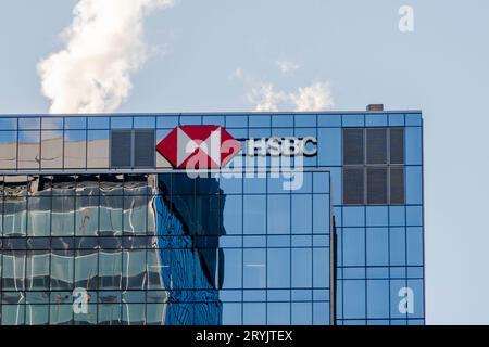 Edmonton, Alberta, Canada. 3 aprile 2023. Un cartello HSBC sulla parte superiore di un edificio. Una multinazionale britannica banca universale e finanziaria Foto Stock