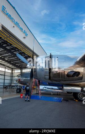 B29 "Doc" Superfortress della seconda guerra mondiale, manutenzione del motore durante il suo tour negli Stati Uniti a Tucson, Arizona Foto Stock