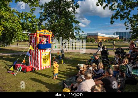 Pubblico di bambini al teatro dei burattini Jo's Punch & Judy Show a Töölönlahti Park, Helsinki, Finlandia Foto Stock