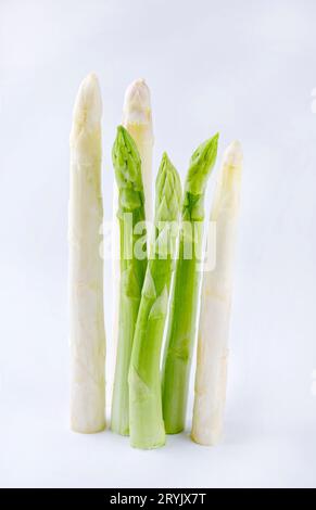 Asparagus bianco e verde come elemento di design su una lavagna bianca con spazio per la copia Foto Stock