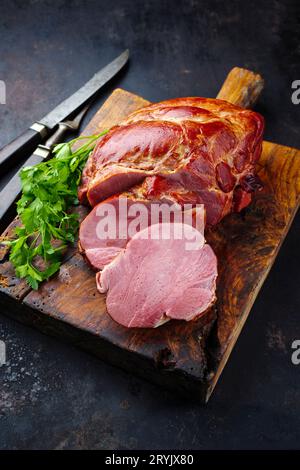 Tradizionale sughero salato e affumicato di Baden schÃ¤servito brasato con prezzemolo tagliato a fette su un legno rustico Foto Stock