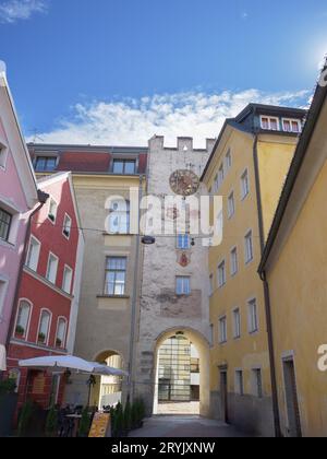 Vista dall'interno della città delle Orsoline Gate di Brunico, Italia. Foto Stock