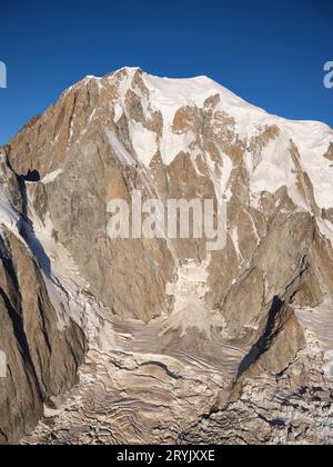 VISTA AEREA. La grande parete orientale del versante italiano del Monte bianco. Courmayeur, Valle d'Aosta, Italia. Foto Stock