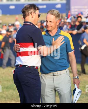 Roma, Italia. 1 ottobre 2023. Il capitano del Team USA Zach Johnson si congratula con Luke Donald per aver vinto la Ryder Cup battendo il Team USA per 14 punti e mezzo a 10 punti nell'ultimo giorno della Ryder Cup al Marco Simone Golf Club di Roma, Italia, domenica 1 ottobre 2023. Foto di Hugo Philpott /UPI credito: UPI/Alamy Live News Foto Stock