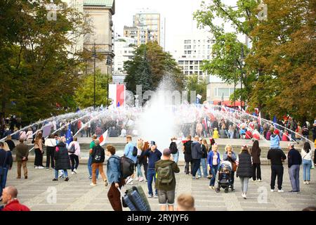 Polonia, Varsavia, 1 ottobre 2023: Il partito di opposizione po Platforma Obywatelska (piattaforma civile) conduce una marcia di milioni di cuori prima delle elezioni parlamentari nazionali. Folle massicce si uniscono alla protesta. ©Jake Ratz Foto Stock
