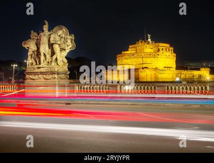 La vista notturna del Castello sant'angelo a Roma, Italia Foto Stock