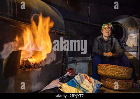 Una donna di campagna in un forno a Sapa in Vietnam Foto Stock