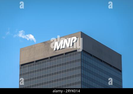 Edmonton, Alberta, Canada. 4 aprile 2023. Un cartello dell'MNP Building. Uno dei più grandi centri di contabilità professionale a servizio completo Foto Stock