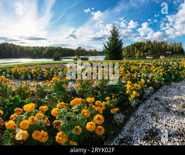 Estate paesaggio del lago con cristallo e acqua fresca Aya Foto Stock