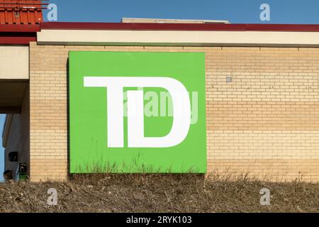 Calgary, Alberta, Canada. 7 aprile 2023. Un primo piano di un cartello TD Bank. Foto Stock