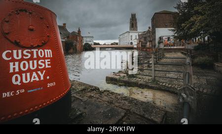 Marea eccezionalmente alta sul fiume Witham che attraversa il centro della città di Boston, Lincolnshire, Regno Unito. La marea sta quasi superando la banchina. Foto Stock