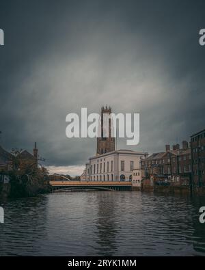 Marea eccezionalmente alta sul fiume Witham che attraversa il centro della città di Boston, Lincolnshire, Regno Unito. La marea sta quasi superando la banchina. Foto Stock