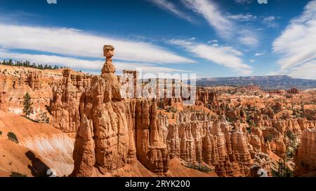 Thor's Hammer e altri hoodoo di arenaria rossa e arancione lungo il Navajo Trail nel Bryce Canyon National Park, Utah Foto Stock