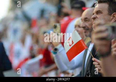 New York, New York, Stati Uniti. 1 ottobre 2023. Gli spettatori aspettano l'inizio della 86a Parata annuale del Pulaski Day lungo la Fifth Avenue, New York City. Credito: Ryan Rahman/Alamy Live News Foto Stock