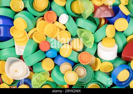 Ampia gamma di tappi a vite colorati in plastica Foto Stock