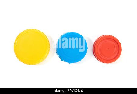 Tappi a vite in plastica gialli blu e rossi isolati su sfondo bianco Foto Stock