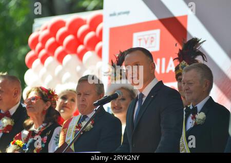 New York, New York, Stati Uniti. 1 ottobre 2023. Il presidente del repubblicano della Polonia, Andrzej Duda parla alla 86a Parata annuale del Pulaski Day lungo la Fifth Avenue, New York. Credito: Ryan Rahman/Alamy Live News Foto Stock