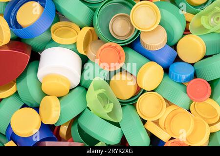 Ampia gamma di tappi a vite colorati in plastica Foto Stock