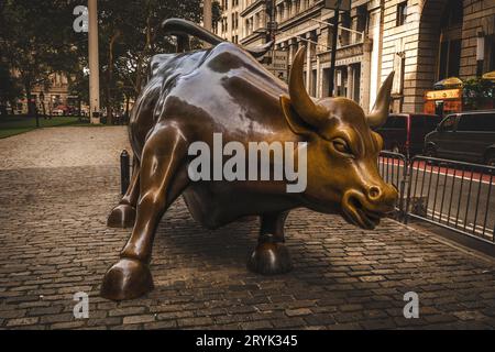 BOWLING GREEN, NEW YORK, USA - 16 SETTEMBRE 2023. L'iconico Toro di ricarica di Wall Street nel quartiere finanziario di Lower manhattan Foto Stock