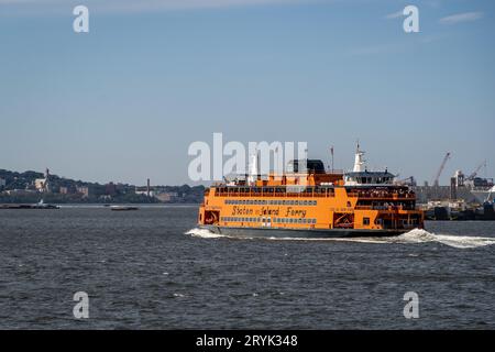 NEW YORK, USA - 16 SETTEMBRE 2023. Una vista posteriore del traghetto di Staten Island chiamato Dorothy Day sulla strada per Staten Island da Lower Manhattan Foto Stock