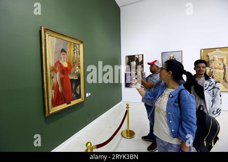 Valencia, Carabobo, Venezuela. 30 settembre 2023. Le opere del famoso pittore Arturo Michelena, sono visitate in una sala speciale dagli assistenti, dove altre 248 opere tra bidimensionali e tridimensionali che partecipano al 65° Salone d'Arte Arturo Michelena, sono esposte nelle diverse sale del Museo della Cultura della città di Valencia, stato Carabobo. Foto: Juan Carlos HernÃndez (immagine di credito: © Juan Carlos Hernandez/ZUMA Press Wire) SOLO USO EDITORIALE! Non per USO commerciale! Foto Stock