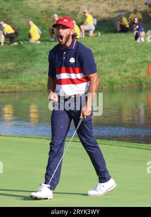 Roma, Italia. 1 ottobre 2023. Max Home del Team Europe festeggia la vittoria sul 18esimo green. L'Europa ha vinto la Ryder Cup battendo il Team USA di quattordici punti e mezzo a dieci punti nell'ultimo giorno della Ryder Cup al Marco Simone Golf Club di Roma, Italia, domenica 1 ottobre 2023. Foto di Hugo Philpott /UPI credito: UPI/Alamy Live News Foto Stock