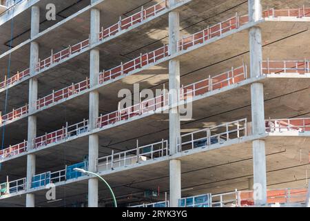 Facciata di un alto edificio in cemento in costruzione Foto Stock