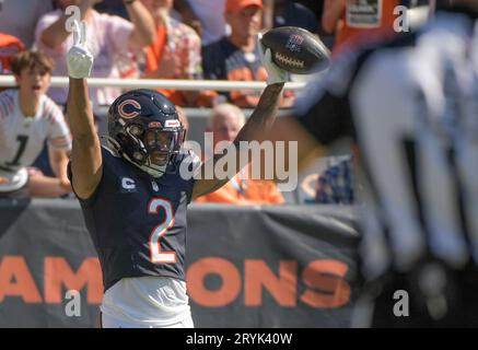 Chicago, Stati Uniti. 1 ottobre 2023. Il wide receiver dei Chicago Bears DJ Moore (2) festeggia un touchdown contro i Denver Broncos al Soldier Field di Chicago domenica 1 ottobre 2023. Foto di Mark Black/UPI Credit: UPI/Alamy Live News Foto Stock