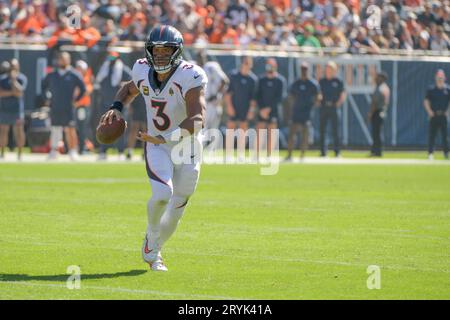 Chicago, Stati Uniti. 1 ottobre 2023. Il quarterback dei Denver Broncos Russell Wilson (3) cerca un ricevitore aperto contro i Chicago Bears al Soldier Field di Chicago domenica 1 ottobre 2023. Foto di Mark Black/UPI Credit: UPI/Alamy Live News Foto Stock