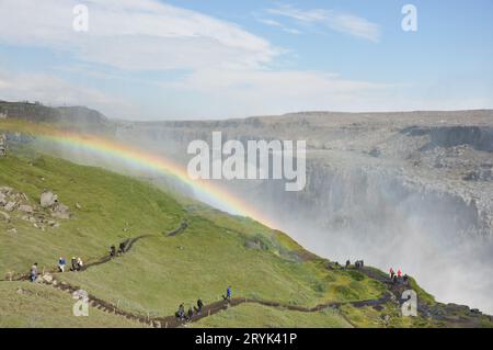 Arcobaleno colorato sopra la cascata Dettifoss nel nord-est dell'Islanda Foto Stock