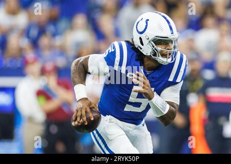 Indianapolis, Indiana, USA. 1 ottobre 2023. Il quarterback degli Indianapolis Colts Anthony Richardson (5) corre con la palla durante l'azione di gara della NFL contro i Los Angeles Rams a Indianapolis, Indiana. John Mersits/CSM/Alamy Live News Foto Stock