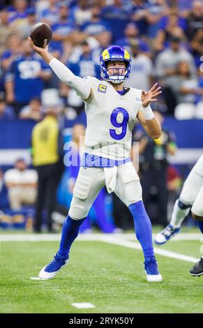 Indianapolis, Indiana, USA. 1 ottobre 2023. Il quarterback dei Los Angeles Rams Matthew Stafford (9) passa il pallone durante l'azione della NFL contro gli Indianapolis Colts a Indianapolis, Indiana. John Mersits/CSM/Alamy Live News Foto Stock