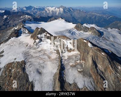 VISTA AEREA. Testa del Rutor Peak (3486 metri) vista da nord-est. La Thuile, Val Grisenche, Valle d'Aosta, Italia. Foto Stock