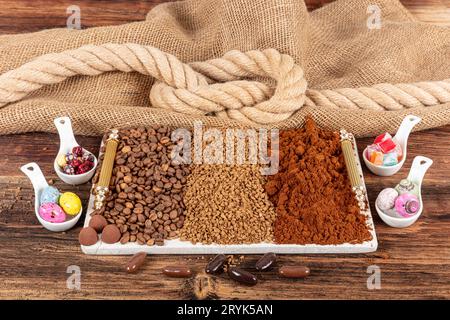 Chicchi di caffè, caffè macinato e granuli. Chicchi, caffè istantaneo e macinato. Tostatura di chicchi di caffè appena tostati, preparazione per l'estrazione con vista dall'alto. Foto Stock