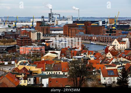 Panorama della città con porto vecchio, città anseatica di Wismar, Meclemburgo-Pomerania occidentale, Germania, Europa Foto Stock