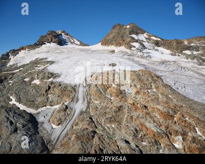 VISTA AEREA. Mount Chateau Blanc e il suo ghiacciaio. La Thuile, Val Grisenche, Valle d'Aosta, Italia. Foto Stock