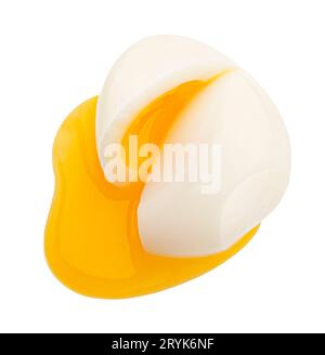 Uovo affettato in camicia isolato su sfondo bianco, vista dall'alto Foto Stock