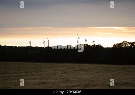 Cumbrian Windfarm in campagna al tramonto Foto Stock
