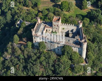 VISTA AEREA. Castello di Montalto. Montalto Dora, città metropolitana di Torino, Piemonte, Italia. Foto Stock