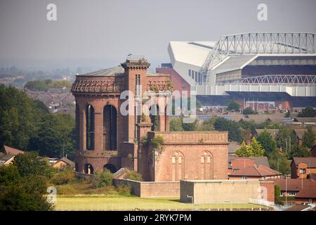 Stadio di calcio Anfield ad Anfield, Liverpool, Inghilterra e edificio di livello II, Everton Water Tower Foto Stock