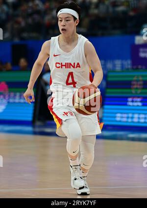 Hangzhou, Cina. 1 ottobre 2023. La squadra di basket femminile cinese li Yuan è stata vista in azione durante i 19 Giochi asiatici 2023 Women's Basketball Preliminary Round Group A match tra Cina e India al Hangzhou Olympic Sports Centre Gymnasium. Punteggio finale; Cina 111:53 India. Credito: SOPA Images Limited/Alamy Live News Foto Stock