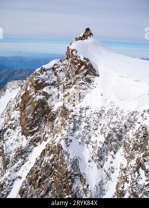 VISTA AEREA. Capanna Regina Margherita è la capanna più alta d'Europa, a 4554 m di altitudine sulla cima di Punta Gnifetti (Signalkuppe). Italia. Foto Stock