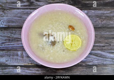 Zuppa di riso piccione o Shorbet hamam, zuppa egiziana preparata bollendo i piccioni fino a cottura avvenuta, con riso, cardamomo, alloro, lime, e spezie, anche con Foto Stock