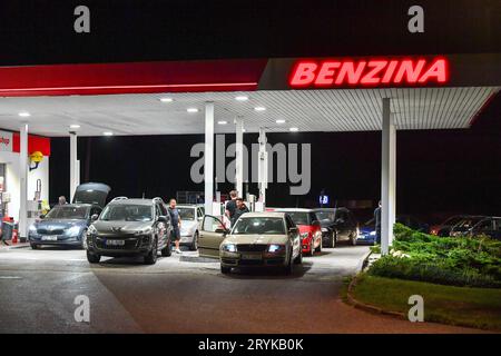 Frydlant, Repubblica Ceca. 1 ottobre 2023. I clienti della stazione di servizio Benzina di Frydlant, Repubblica Ceca, si riforniscono di gasolio e benzina il 1° ottobre 2023. La società polacca Orlen, proprietaria di Benzina, ha reso il carburante molto più economico in alcune stazioni di servizio della Repubblica Ceca vicino al confine con la Polonia, e lì si sono formate code credito: Vit Cerny/CTK Photo/Alamy Live News Foto Stock