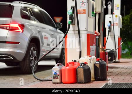 Frydlant, Repubblica Ceca. 1 ottobre 2023. I clienti della stazione di servizio Benzina di Frydlant, Repubblica Ceca, si riforniscono di gasolio e benzina il 1° ottobre 2023. La società polacca Orlen, proprietaria di Benzina, ha reso il carburante molto più economico in alcune stazioni di servizio della Repubblica Ceca vicino al confine con la Polonia, e lì si sono formate code credito: Vit Cerny/CTK Photo/Alamy Live News Foto Stock