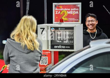 Frydlant, Repubblica Ceca. 1 ottobre 2023. I clienti della stazione di servizio Benzina di Frydlant, Repubblica Ceca, si riforniscono di gasolio e benzina il 1° ottobre 2023. La società polacca Orlen, proprietaria di Benzina, ha reso il carburante molto più economico in alcune stazioni di servizio della Repubblica Ceca vicino al confine con la Polonia, e lì si sono formate code credito: Vit Cerny/CTK Photo/Alamy Live News Foto Stock